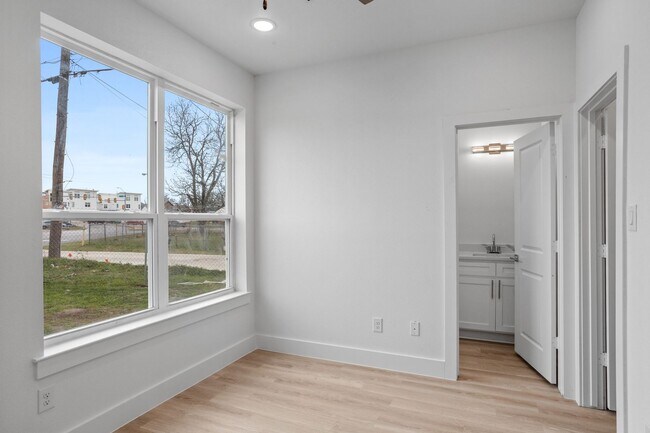 Building Photo - 2400 Benbrook Dr