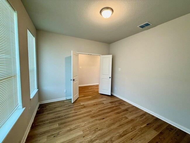 Building Photo - Modern 3 Bed, 2 Bath + Office