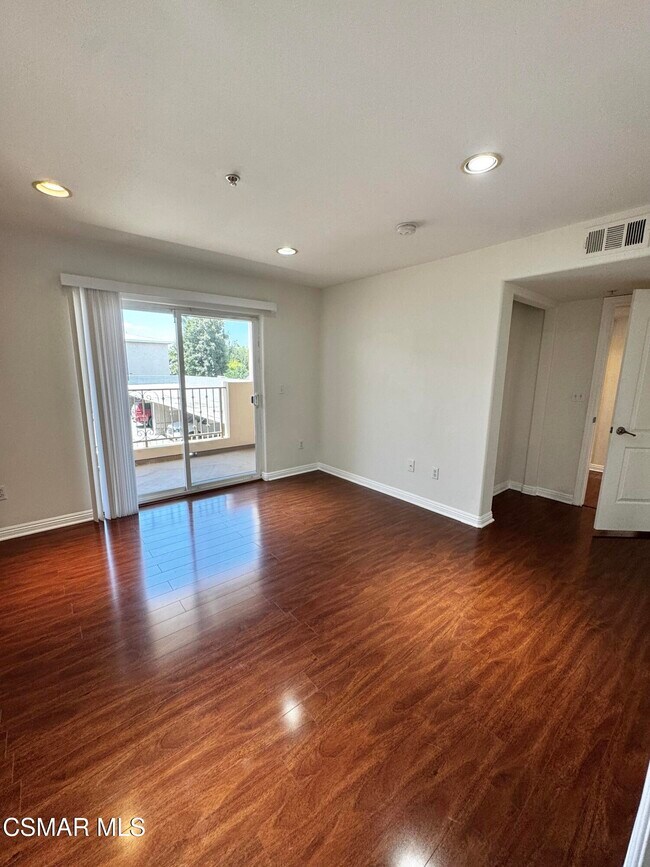 Building Photo - 13525 Vanowen St