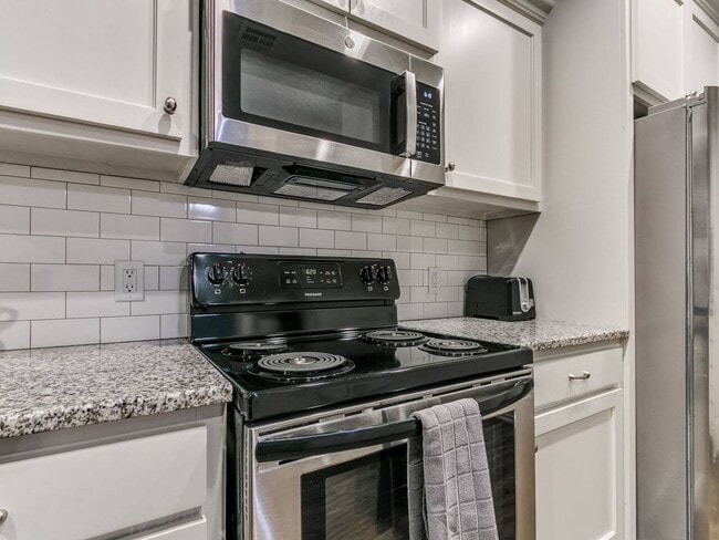 Building Photo - Modern 3BR/2BA Duplex | All Utilities Included | Downtown Edmond