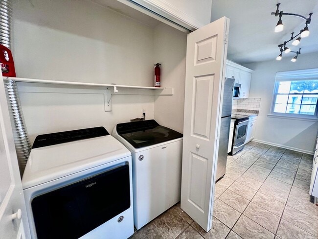 Building Photo - Gorgeous end unit condo