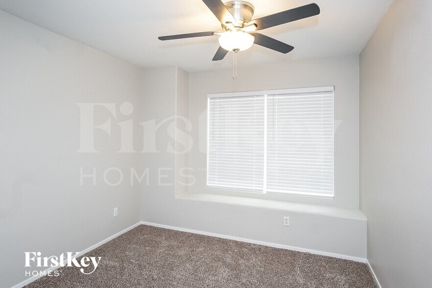 Building Photo - 985 Blue Lantern Dr