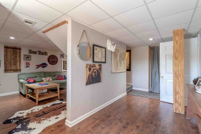 Building Photo - 3 bedroom Dog Friendly Home For Rent with Swimming Pool!