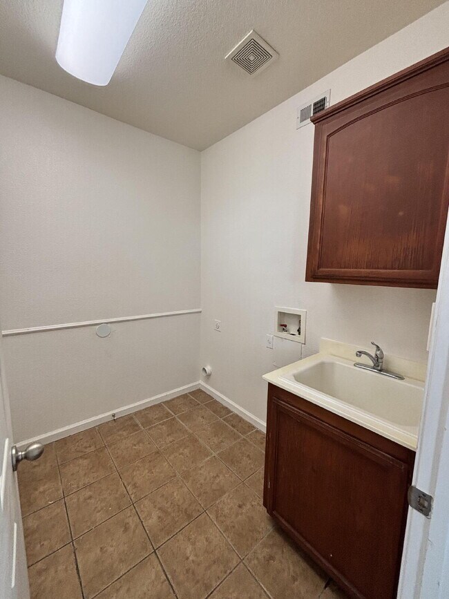 Building Photo - 1247 Jewel Flower Dr