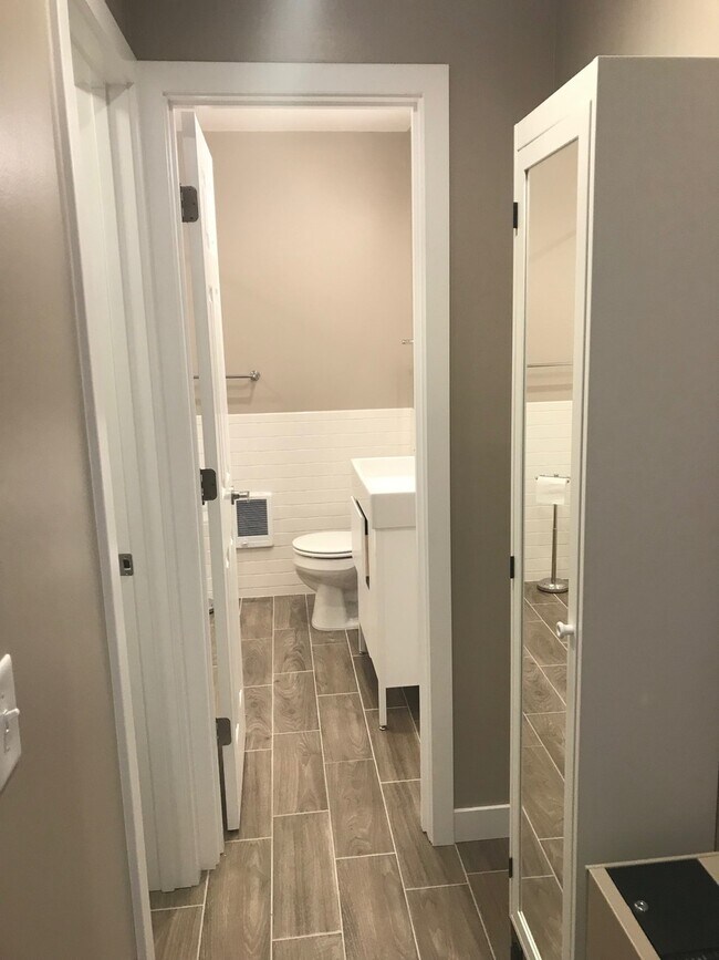 Building Photo - Top Floor Studio In The Wimbledon Condos! Ideal Location!