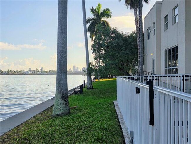 Building Photo - 1625 Kennedy Cswy