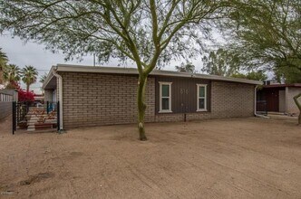 Building Photo - Fourplex 816