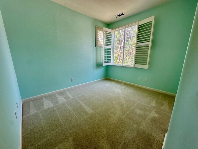 Building Photo - LUXURY HOME WITH BEAUTIFUL FINISHES CENTRA...