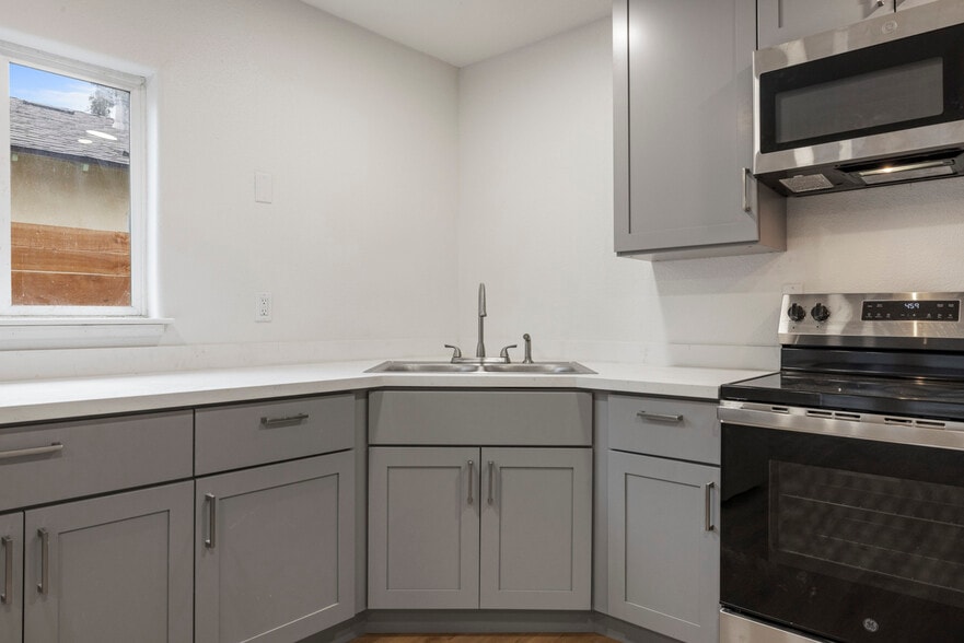 Building Photo - 214 Kimble St