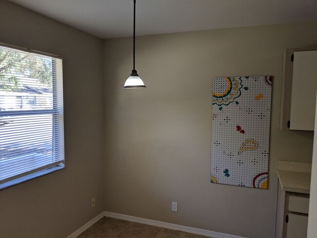 Building Photo - 2/2 Flat with Assigned Parking, Screen Porch, Inside Laundry