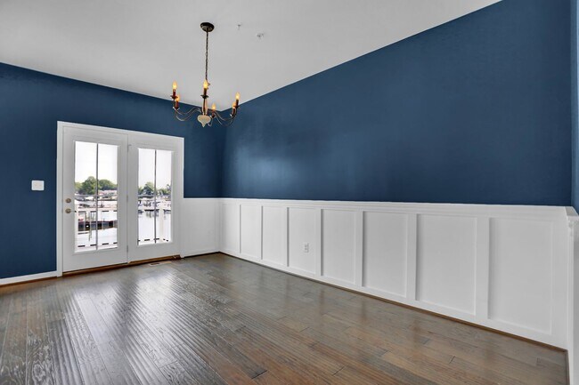 Building Photo - Stunning Townhome with Water Views!
