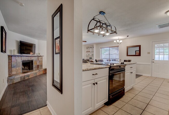 Building Photo - 565 Bell Dr