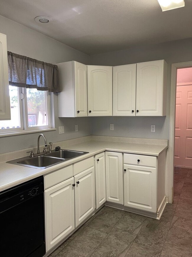 Building Photo - 3 Bedroom Home with Shop