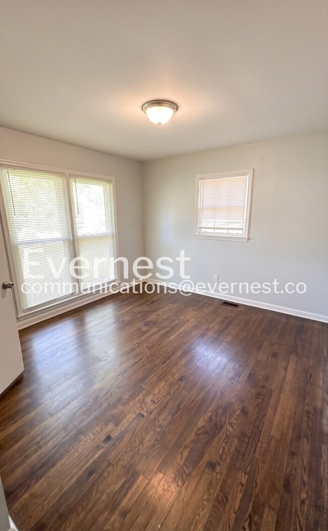 Building Photo - 735 Hillcrest Dr