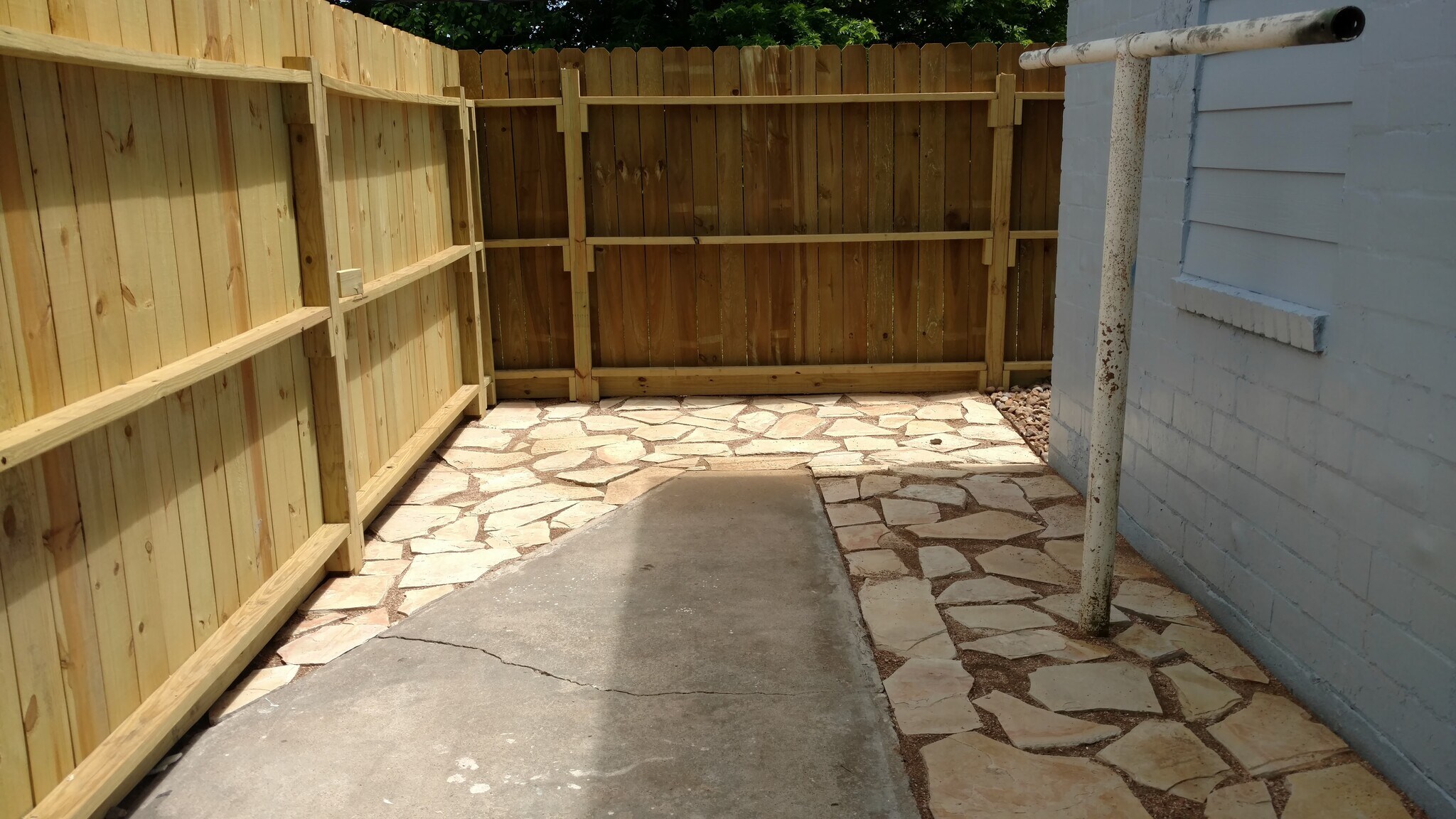 Building Photo - 429 W 2nd St