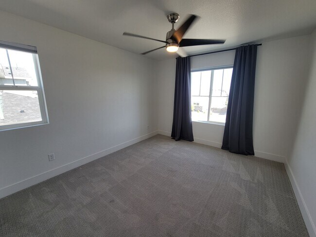 Building Photo - Stunning and spacious 4.5 bedroom, 3 bathroom home located in Morgan Hill