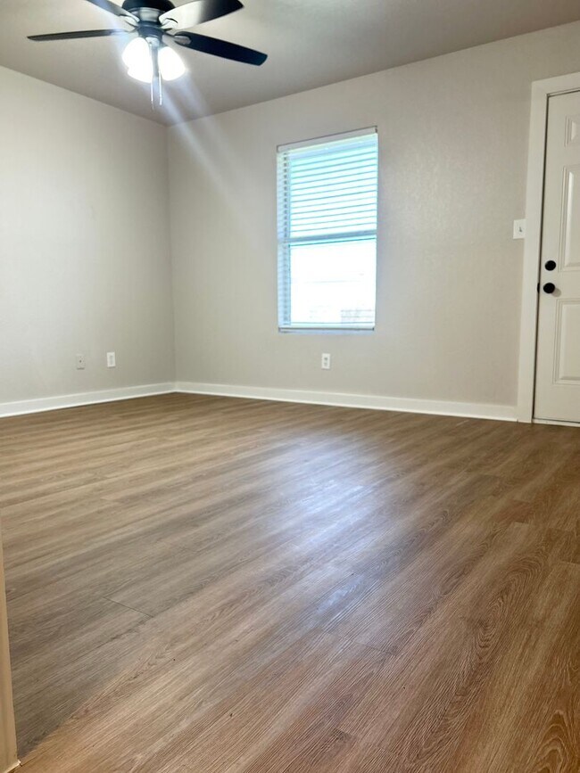 Building Photo - Charming Remodeled Duplex - Move- in READY!