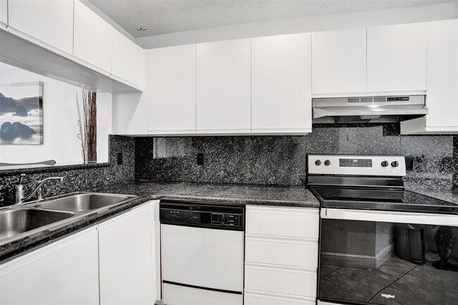 Building Photo - 1415 Miami Rd