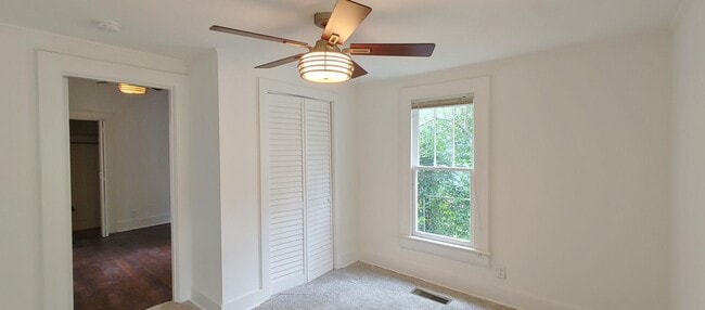 Building Photo - Adorable Red Bank Home!