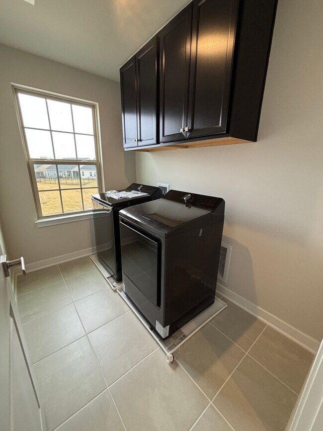 Building Photo - Luxury- New Construction