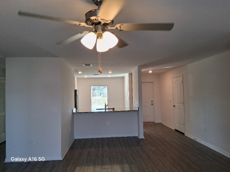 Building Photo - 857 Youngreen Dr