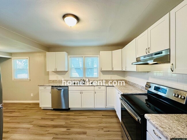 Building Photo - Cozy, Ranch Style Home w/ Stainless Steel ...