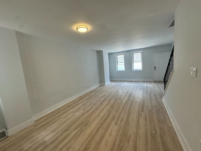 Building Photo - Freshly Updated 3bd/1bath Featuring Spacious Layout & Dedicated Office!