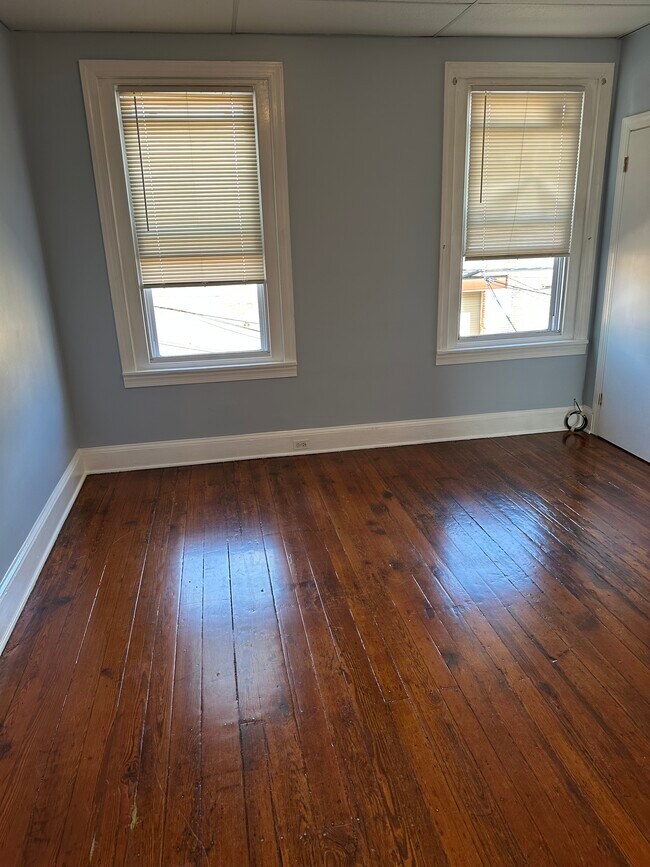 Building Photo - 1914 E Hazzard St