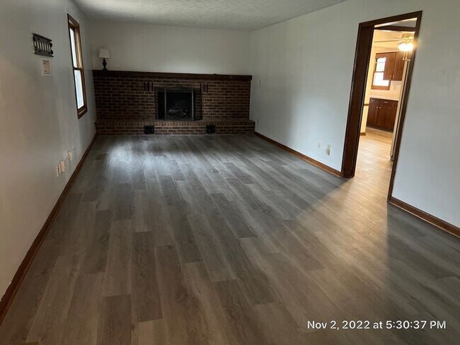 Building Photo - Large Whitehall Ranch Home