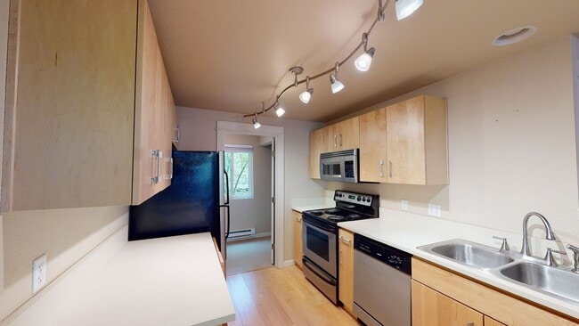 Building Photo - Charming 2-2 Condo in Moss Bay – Available April 5