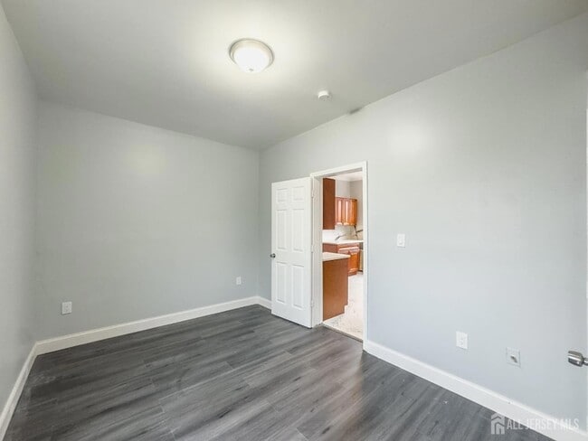 Building Photo - 556 Roosevelt Ave