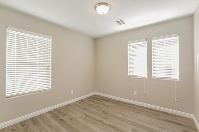 Building Photo - 10186 W Glen Aire Ave