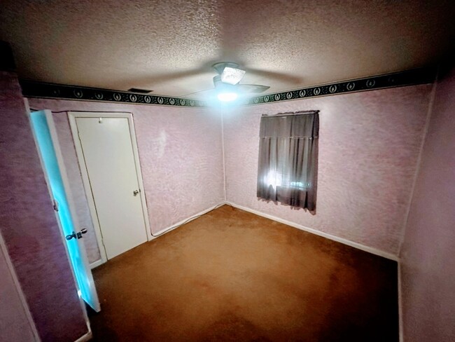 Only room available to rent - 7879 Toledo St