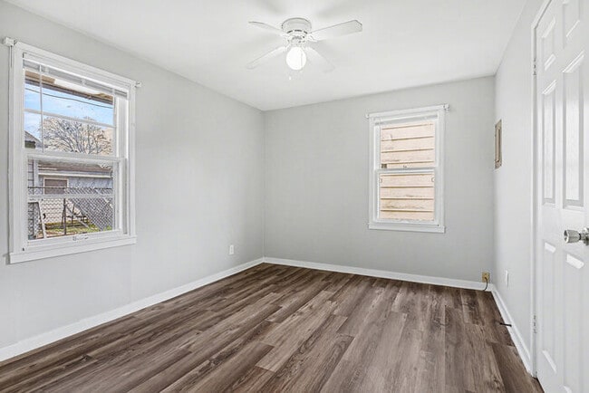 Building Photo - Charming 3-bedroom, 1-bath gem in the heart of Mishawaka!