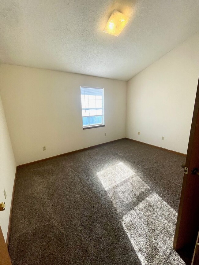 Building Photo - 3 Bedroom Townhouse with New Flooring!