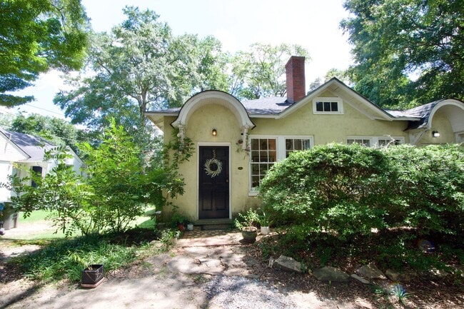 Building Photo - Charming 2-Bedroom Duplex in Prime Auburn ...