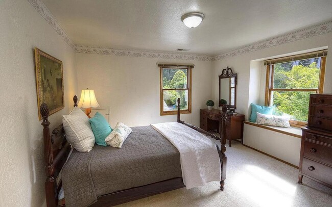 Building Photo - 1004 Acacia St