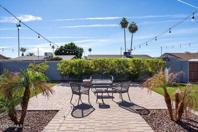 Building Photo - 1211 W Palomino Dr
