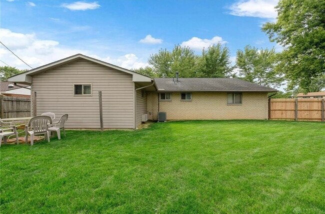 Building Photo - 140 Redbud Dr