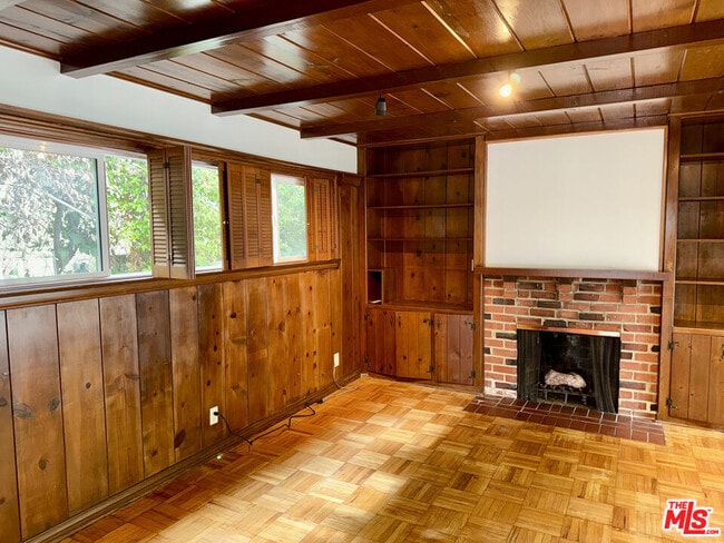 Building Photo - 661 Warner Ave