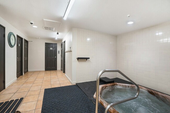 Building Photo - 421 S Howes St