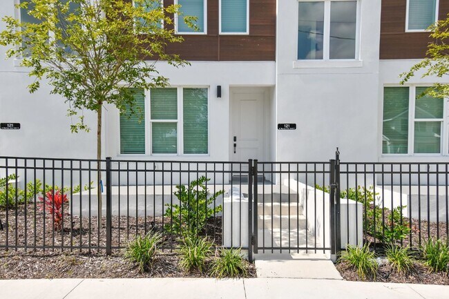 Building Photo - Luxurious 3 Bedroom Condo with Spacious Layout and Prime Location in Tampa, FL!