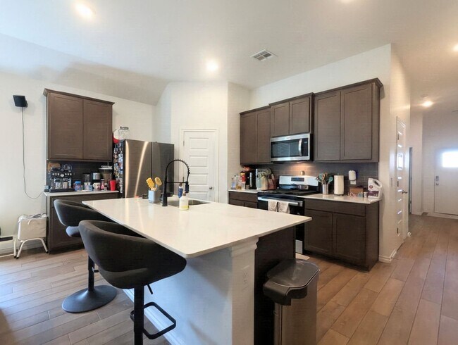 Building Photo - 2716 Tracys Manor