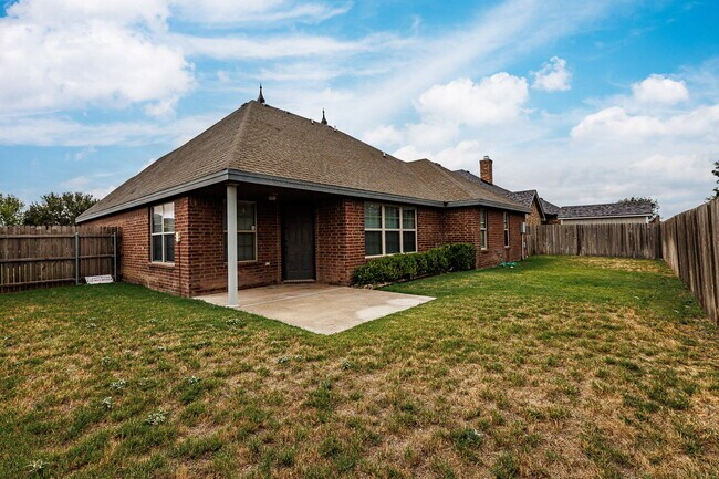 Building Photo - Gorgeous 4 bed 2.5 bath!