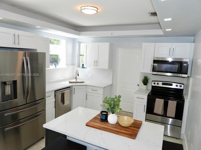 Building Photo - 715 Hollywood Blvd