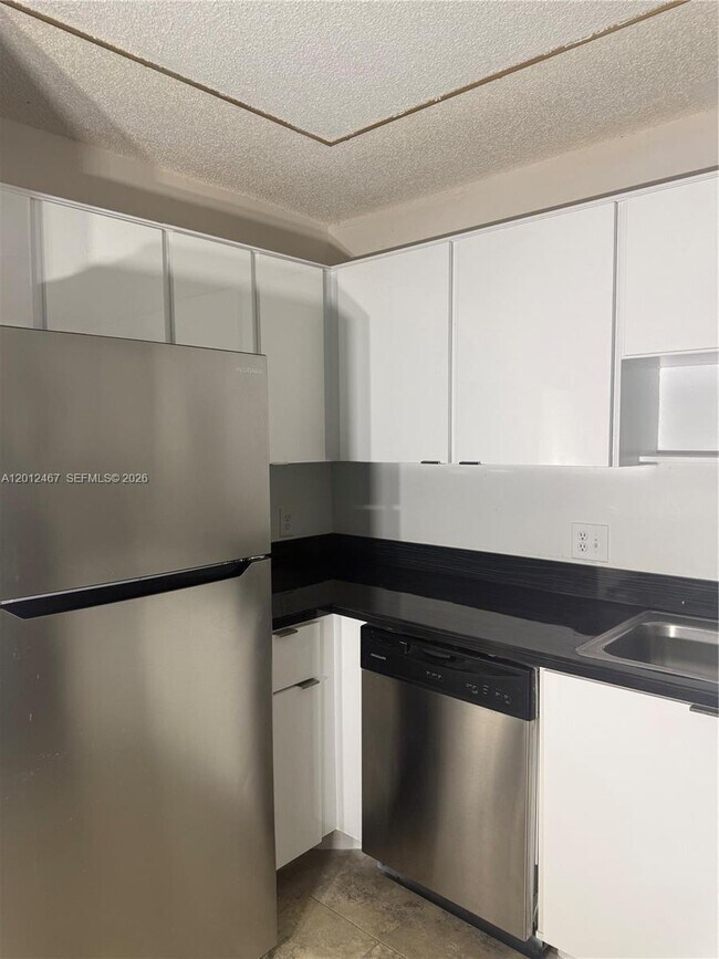 Building Photo - 10916 Royal Palm Blvd