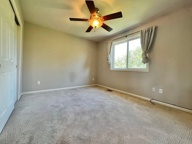 Building Photo - 3 Bed, 3 Bath House in Southeast Fort Coll...