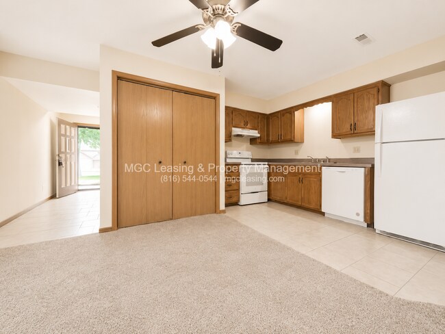 Building Photo - 3557-3563 NE Independence Cir