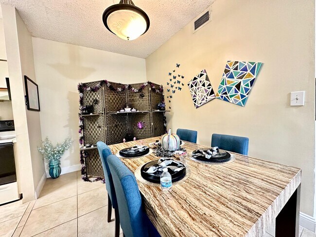 Building Photo - 661 Cypress Lake Blvd