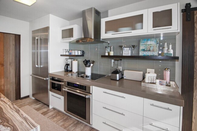 Building Photo - 1810 Avenida Del Mundo